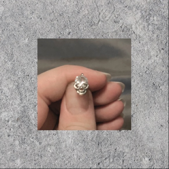 💀Skull Earrings💀 - Picture 3 of 3